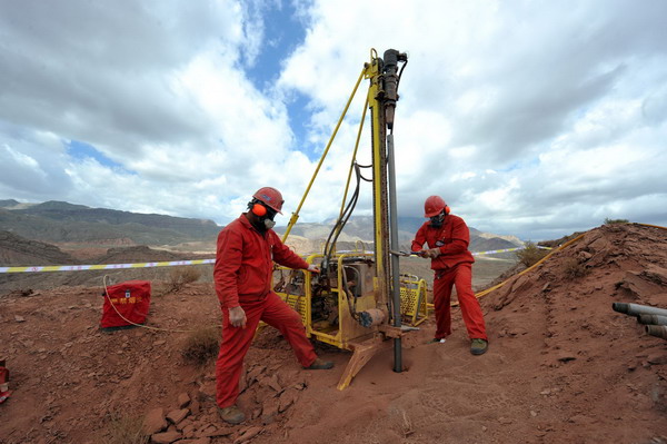 Oil Exploration on Tianshan Mountain(图1)