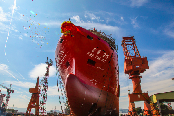 上海海洋石油两艘新建船舶同时下水(图1)